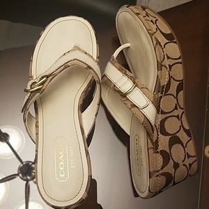 🧐 Coach platform sandals